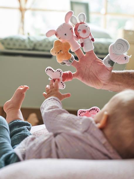 Grand livre d'éveil et marionnettes à doigts en velours PAYS ROSE multicolore 8 - vertbaudet enfant 