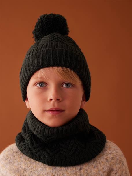 Ensemble De Garçon Adolescent Mignon En Pull Gris, Bonnet Et Écharpe Tenant  Quelque Chose Sur Fond Blanc Isolé, La Moitié Du Corps Banque D'Images et  Photos Libres De Droits. Image 65382688