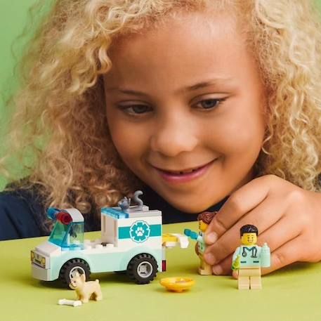 LEGO® City 60382 L'Intervention du Véhicule Vétérinaire, Ambulance Jouet pour Animaux BLANC 6 - vertbaudet enfant 