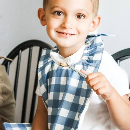 Bavoir élastiqué en coton bio* vichy bleu Une faim de loup BLEU 2 - vertbaudet enfant 