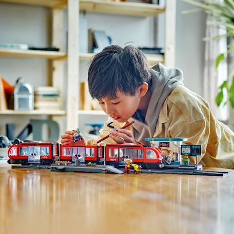 LEGO® City 60423 Le tramway et la station du centre-ville, véhicule pour enfants dès 7 ans BLANC 5 - vertbaudet enfant 